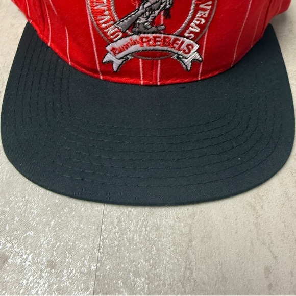 Vintage Starter UNLV Runnin' Rebels hat pinstripe rare 90's - Picture 2 of 7